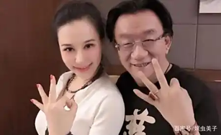 74岁的侯耀华尽显豪气，两手各戴金戒指，网友：老了 